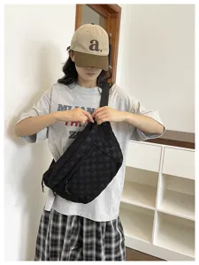 Stylische schwarze karierte Nylon Brusttasche, grosse Umhängetasche für tägliche Reise.