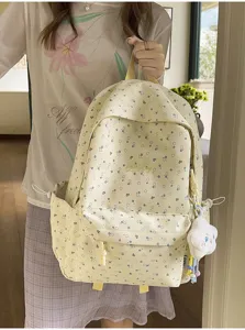 Detailansicht eines süßen japanischen Blumen-Rucksacks in Hellgelb mit Wolken-Anhänger.