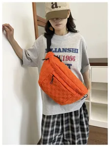 Detailansicht der stylischen Nylon Kaugummifarbe gewebten Umhängetasche mit verstellbarem Gurt.