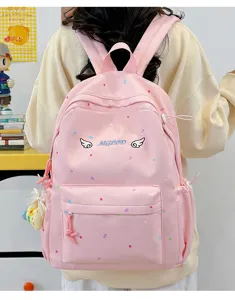 Süßer japanischer gepunkteter rosa Schulrucksack für Schüler mit bunten Details für den Alltag.