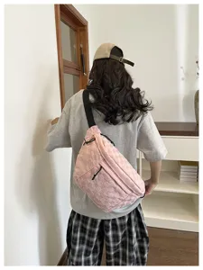 Detailansicht der rosa geflochtenen Umhängetasche im Alltag, ideal für Freizeit und Reisen.