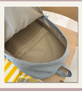 Hellblauer Sternenrucksack Innendetail zeigt geräumiges Hauptfach und glattes Futter.