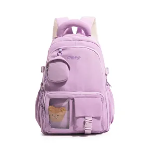 Dettaglio ravvicinato dello zaino scolastico in nylon viola con finestra e simpatico orsetto.