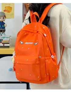 Orangefarbenes Polka-Dot-Schulrucksack-Detail, süße Schülertasche für den Campus.