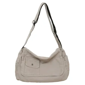Detailansicht der lässigen Vintage Washed Canvas Umhängetasche mit Vordertasche und Riemen.