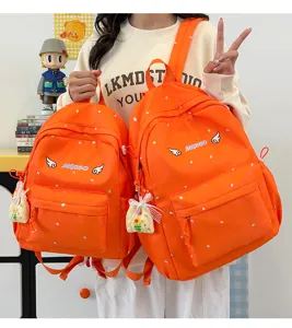 Detailansicht des orangefarbenen Polka-Dot-Schulrucksacks im japanischen Stil mit Flügeln