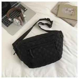 Nahaufnahme der schwarzen karierten Nylon-Umhängetasche mit verstellbarem Riemen und Reißverschluss.