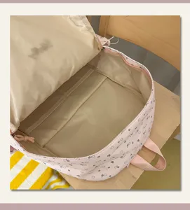 Detailansicht des inneren Fachs des süßen rosa Rucksacks mit Blumenmuster, geräumig.
