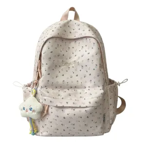 Details des süßen japanischen Blumenrucksacks für Mädchen, großer rosa Schulranzen.