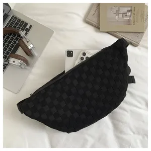 Stilvolle schwarze gewebte Nylontasche mit großem Fassungsvermögen für Freizeit und Reisen.