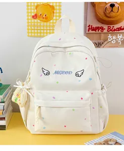 Süßer Polka-Dot-Canvas-Schulrucksack Detail mit gestickten Engelsflügeln und Vordertasche.
