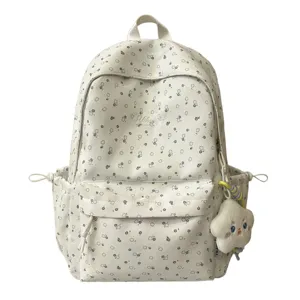 Detailansicht des niedlichen Blumen-Schulrucksacks aus Leinen mit flauschigem Stern-Anhänger.
