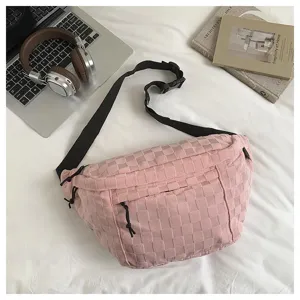 Rosa gewebte Nylon-Brusttasche, lässige Umhängetasche mit schwarzem Gurt für den Alltag.