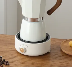 Detailaufnahme der elektrischen Mokkakanne Kaffeemaschine mit Holzgriff und Basis für Espresso.