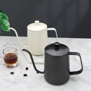 Vista dettagliata del bollitore per caffè a collo di cigno in acciaio con beccuccio.