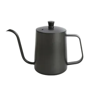 Dettaglio della caffettiera a collo di cigno in acciaio inossidabile nero con beccuccio.