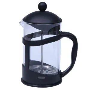 Zwarte French press koffiezetapparaat met glazen behuizing en roestvrijstalen filter.