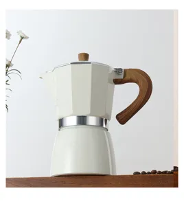 Detailaufnahme einer klassischen weißen Mokkakanne mit Holzmaserung für Espressokaffee.