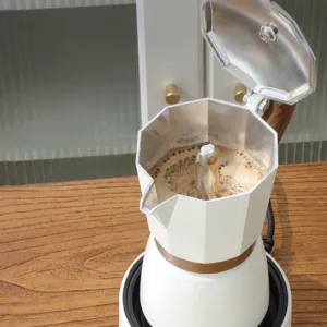 Cafetière moka électrique design octagonal blanc avec manche en bois pour expresso.
