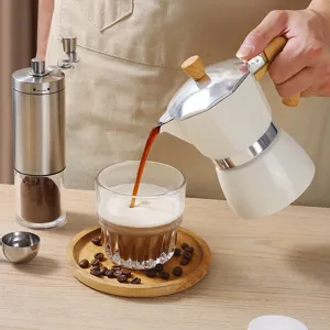 Ensemble cafetière Moka blanche avec moulin manuel et tasse en verre pour café parfait.