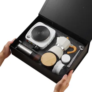 Coffret cadeau cafetiere portable avec cafetiere moka moulin manuel et plaque electrique.