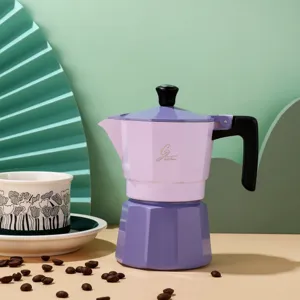 Gedetailleerd overzicht van een paarse Italiaanse mokkapot koffiezetapparaat met kop.