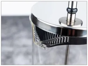Gedetailleerd overzicht van de tuit van de 350ml glazen cafetière en roestvrijstalen deksel.