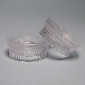 Vista dettagliata dell'anello di dosaggio rosa trasparente e distributore per moka.