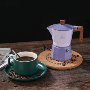 Close-up van een stijlvolle paarse mokapot met houten handvat op een ronde onderzetter.