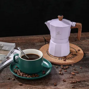 Paarse mokapot espressomaker met houten handvat, elegante koffiezetapparaat detail.