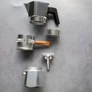 Αποσυναρμολογημένη καφετιέρα espresso moka pot με ξύλινη λαβή για πλούσιο καφέ.