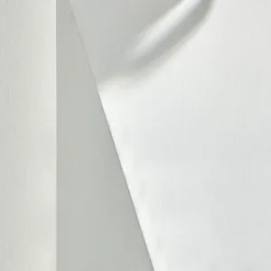 Nahaufnahme der Textur von weißem Filterpapier für Hängekaffee, klares minimalistisches Design.