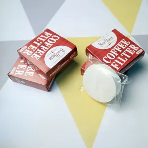 Nahaufnahme von runden Kaffeefilterpapierstapeln in Verpackung mit klarer Struktur und Größe.