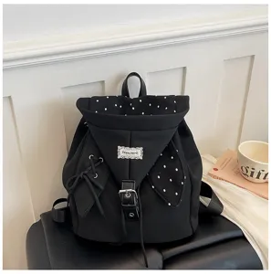 Detailansicht des schwarzen Kapuzen-Rucksacks mit Kordelzug, Pünktchenfutter und Schnalle.