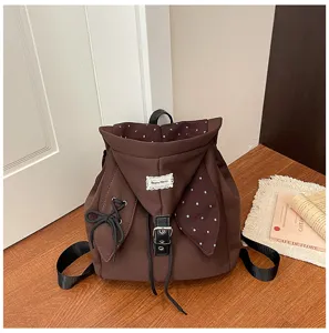 Brauner koreanischer minimalistischer Kordelzug-Rucksack mit Hut-Design und gepunktetem Futter.