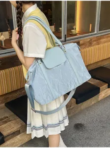 Gran bolsa de viaje para mujer, bolso de hombro azul ligero y práctico para tus desplazamientos.