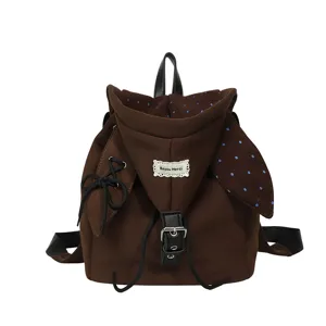 Nahaufnahme des braunen Rucksacks mit Hutklappe, gepunktetem Futter und Frontschnalle.