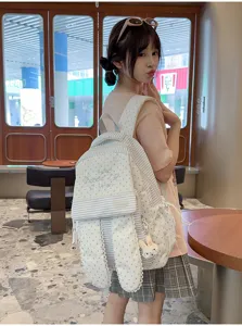 Vue détaillée d'un joli sac à dos style Harajuku japonais avec oreilles de lapin et étoiles.