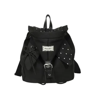 Schwarzer Canvas-Rucksack mit niedlichem Hut-Design, gepunktetem Futter und Kordelzugverschluss.
