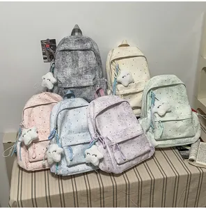 Detailansicht des süßen Rucksacks mit Sternenmuster, Stoffdetails und süßem Wolkenanhänger.