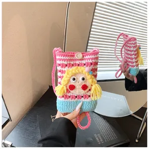 Handgehäkelte süße Mädchen Handy Tasche Detail Ansicht, buntes Strick Umhängetasche Etui.