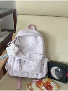Lila Rucksack Detailansicht mit Sternenmuster und süßem Plüsch-Stern-Anhänger, geräumig.
