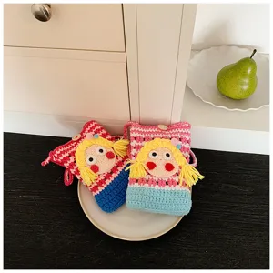 Nahaufnahme der handgestrickten süßen Mädchen-Umhängetasche in farbenfrohem Karomuster.