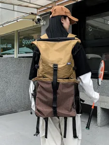 Grande zaino da trekking all'aperto con design a quadri, resistente e confortevole per viaggi.