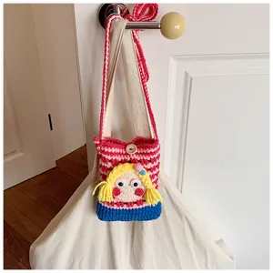 Niedliche gehäkelte Karierte Handytasche mit verspieltem Mädchen Design für Reise und Alltag.