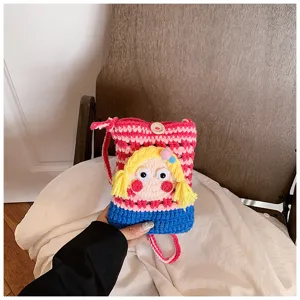 Detailansicht der handgemachten Strick-Handytasche mit süßem Puppengesicht und bunten Streifen.