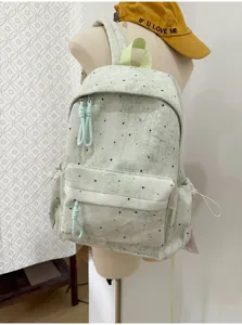 Hellgrüner Rucksack mit Sternenmuster, Detailansicht von Tasche und Trägern
