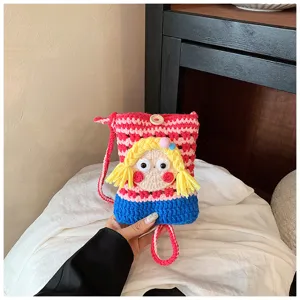 Süße Häkel Handy Umhängetasche mit Cartoon Mädchen Design, gestreifte Mini Schultertasche.