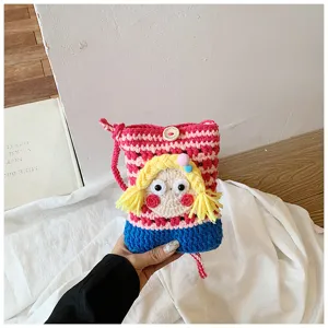 Handgemachte Strick-Handytasche mit süßem Cartoon-Mädchen Design, bunte Umhängetasche.