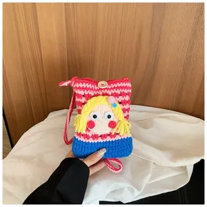 Handgemachte gestreifte bunte gestrickte Handytasche mit niedlichem Cartoon-Mädchen, perfekt für Reisen.